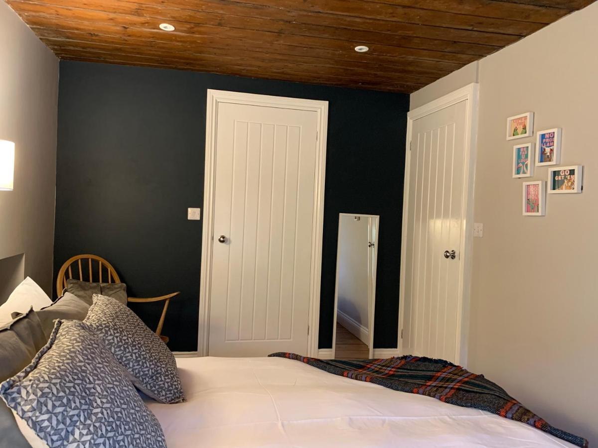 Min-Y-Fford Sleeps 6 Plus Pet 纽波特 外观 照片