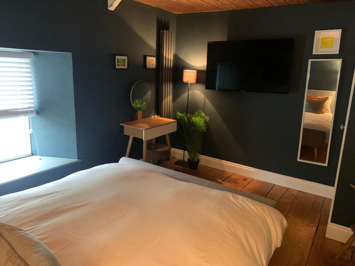 Min-Y-Fford Sleeps 6 Plus Pet 纽波特 外观 照片