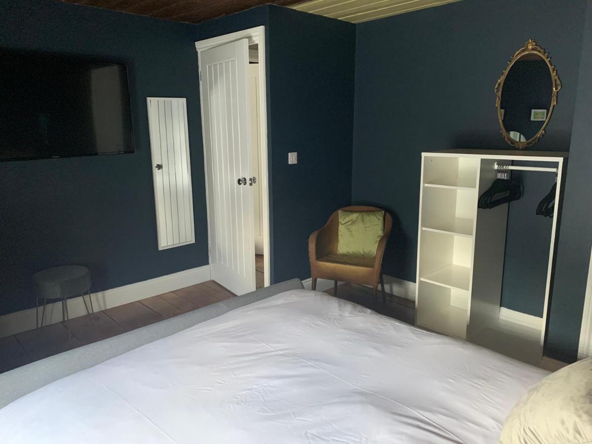Min-Y-Fford Sleeps 6 Plus Pet 纽波特 外观 照片