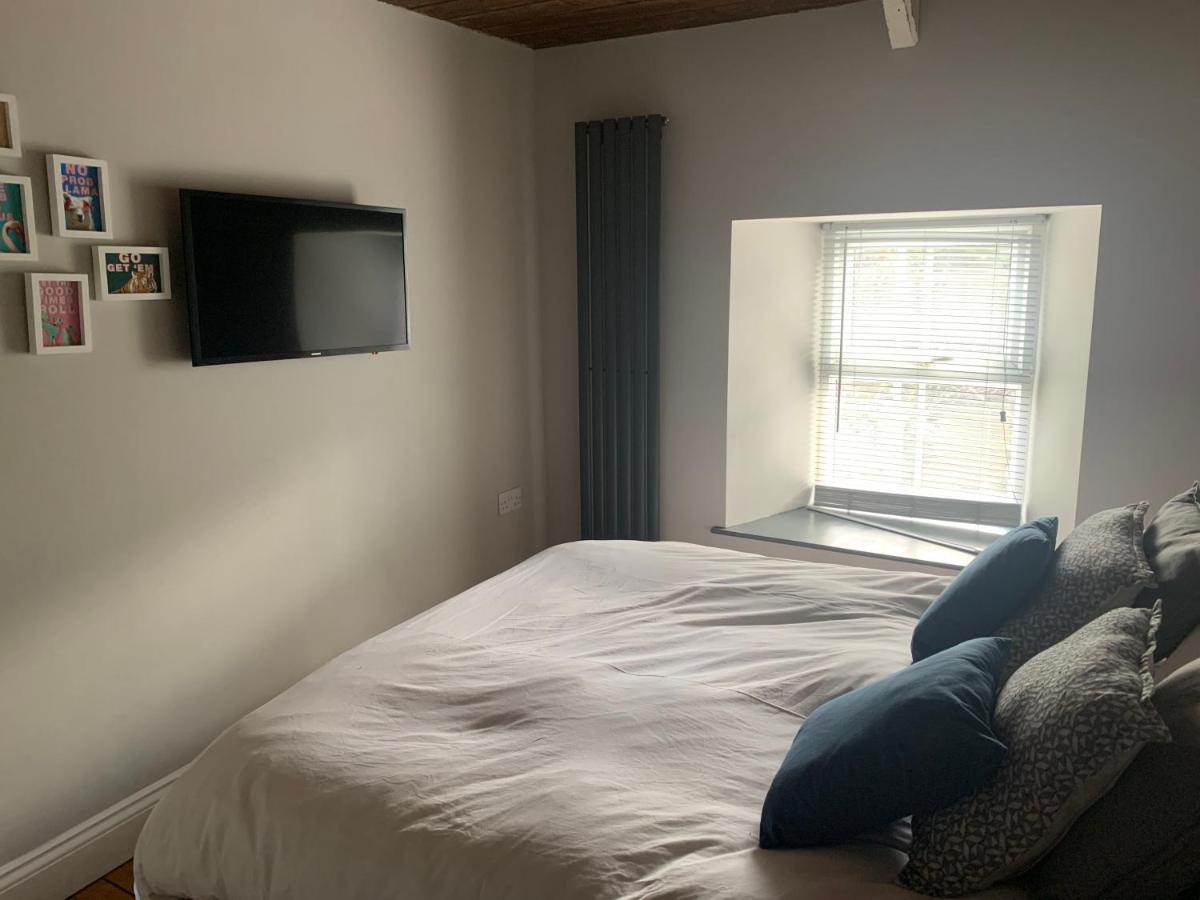 Min-Y-Fford Sleeps 6 Plus Pet 纽波特 外观 照片